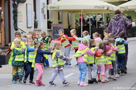 Otroci kamniških šol in vrtcev rajali na Glavnem trgu in se učili o trajnostni mobilnosti (81)